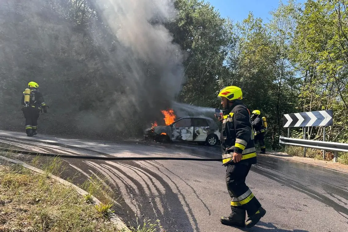 Plaus, auto prende fuoco vicino al bosco: gli occupanti fermano le fiamme con gli estintori