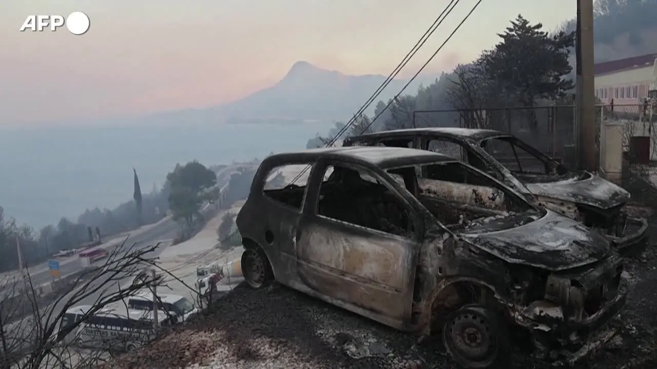 Croazia, auto e case bruciate dopo un incendio: migliaia di persone in fuga