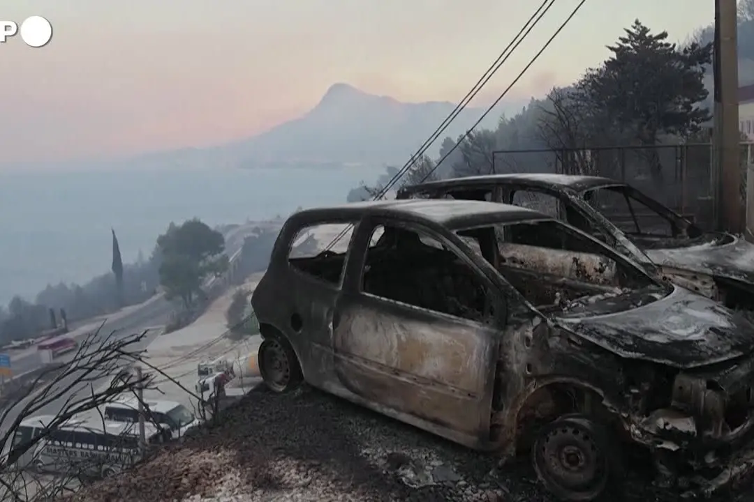 Croazia, auto e case bruciate dopo un incendio: migliaia di persone in fuga