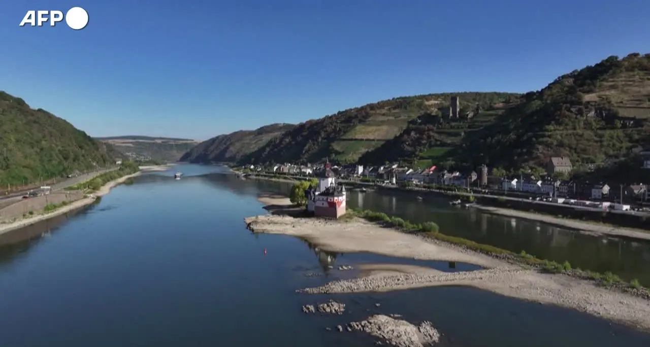 Germania, livelli dell'acqua in calo nel fiume Reno a causa della siccità
