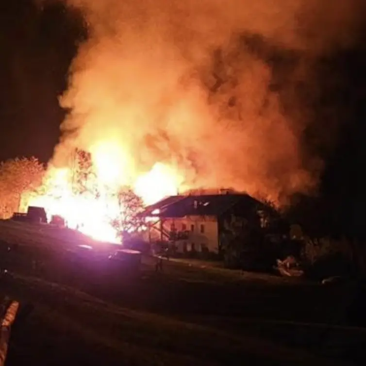 Incendio a Latzfons, brucia il fienile di un maso