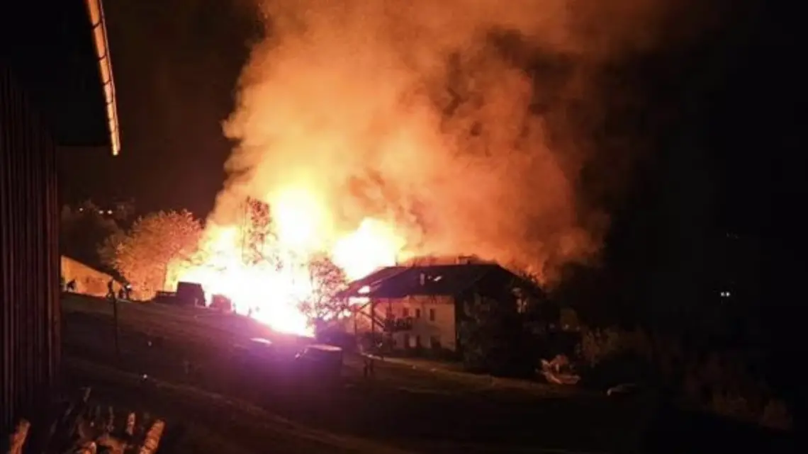 Incendio a Latzfons, brucia il fienile di un maso