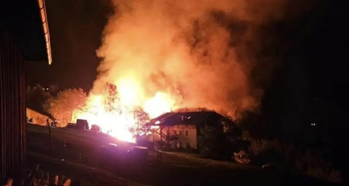 Incendio a Latzfons, brucia il fienile di un maso