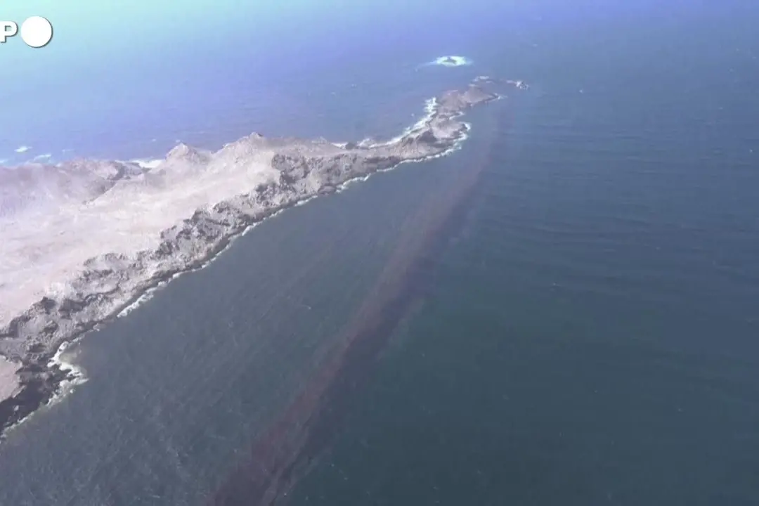 Oman, riprese aeree fuoriuscita di petrolio al largo della costa meridionale 
