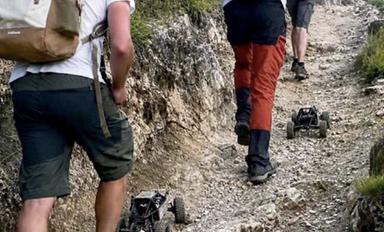 L’ultima follia sulle Dolomiti: le “macchinine” sui sentieri