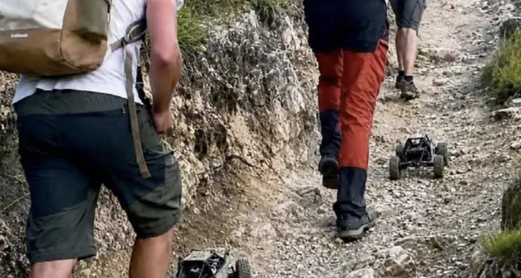 L’ultima follia sulle Dolomiti: le “macchinine” sui sentieri