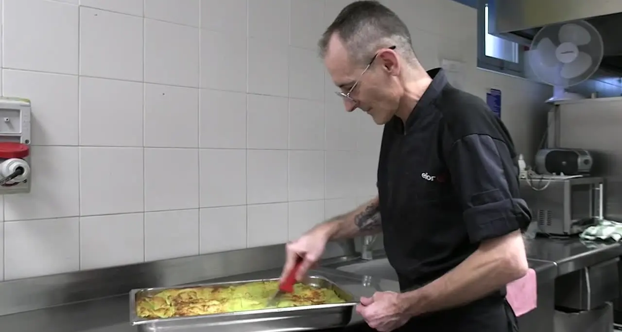 Ferragosto, a Milano pranzo per oltre 250 senzatetto. Delpini: \"Preoccupati da aumento poveri\"
