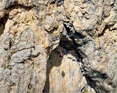 Alpinista sospesa nel vuoto sul Piz Ciavazes: interviene l’elicottero