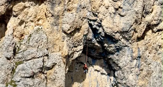 Alpinista sospesa nel vuoto sul Piz Ciavazes: interviene l’elicottero
