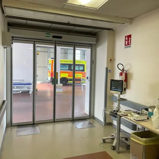 Arrampicano senza corde, scivolano e precipitano per dieci metri
