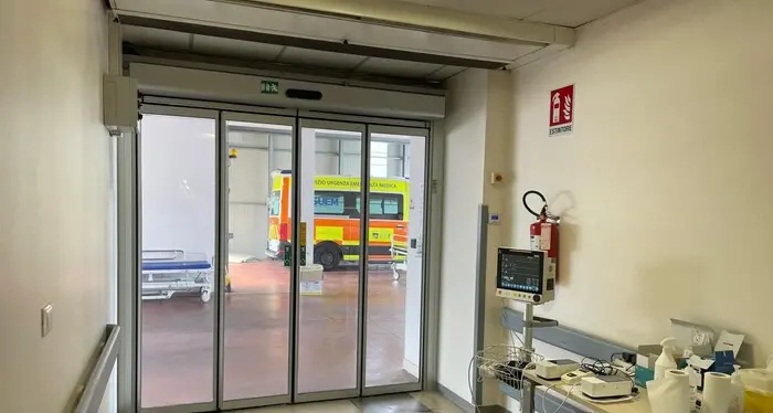 Arrampicano senza corde, scivolano e precipitano per dieci metri