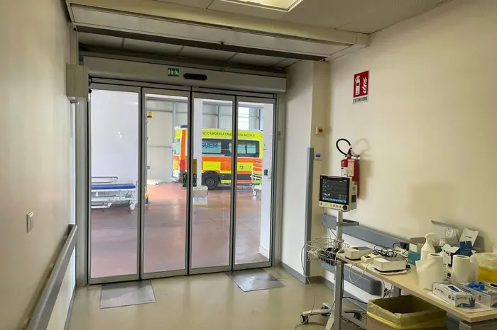 Arrampicano senza corde, scivolano e precipitano per dieci metri
