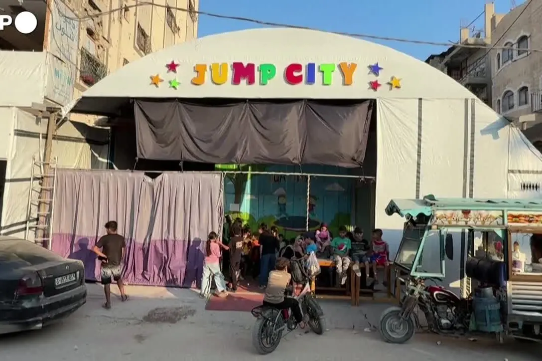 Gaza, un parco giochi al coperto offre divertimento ai più piccoli