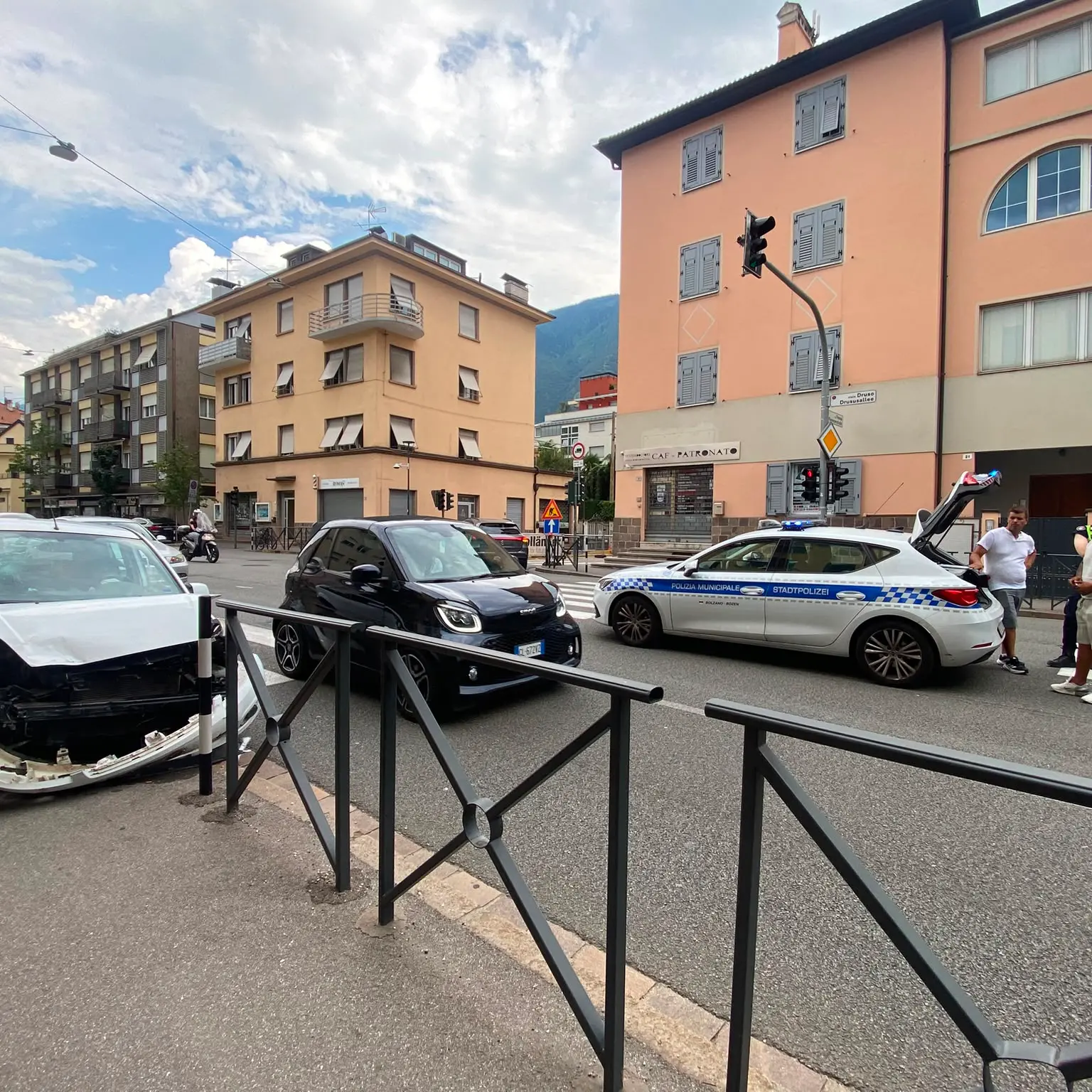 Incidente in via Druso, due auto coinvolte nello scontro