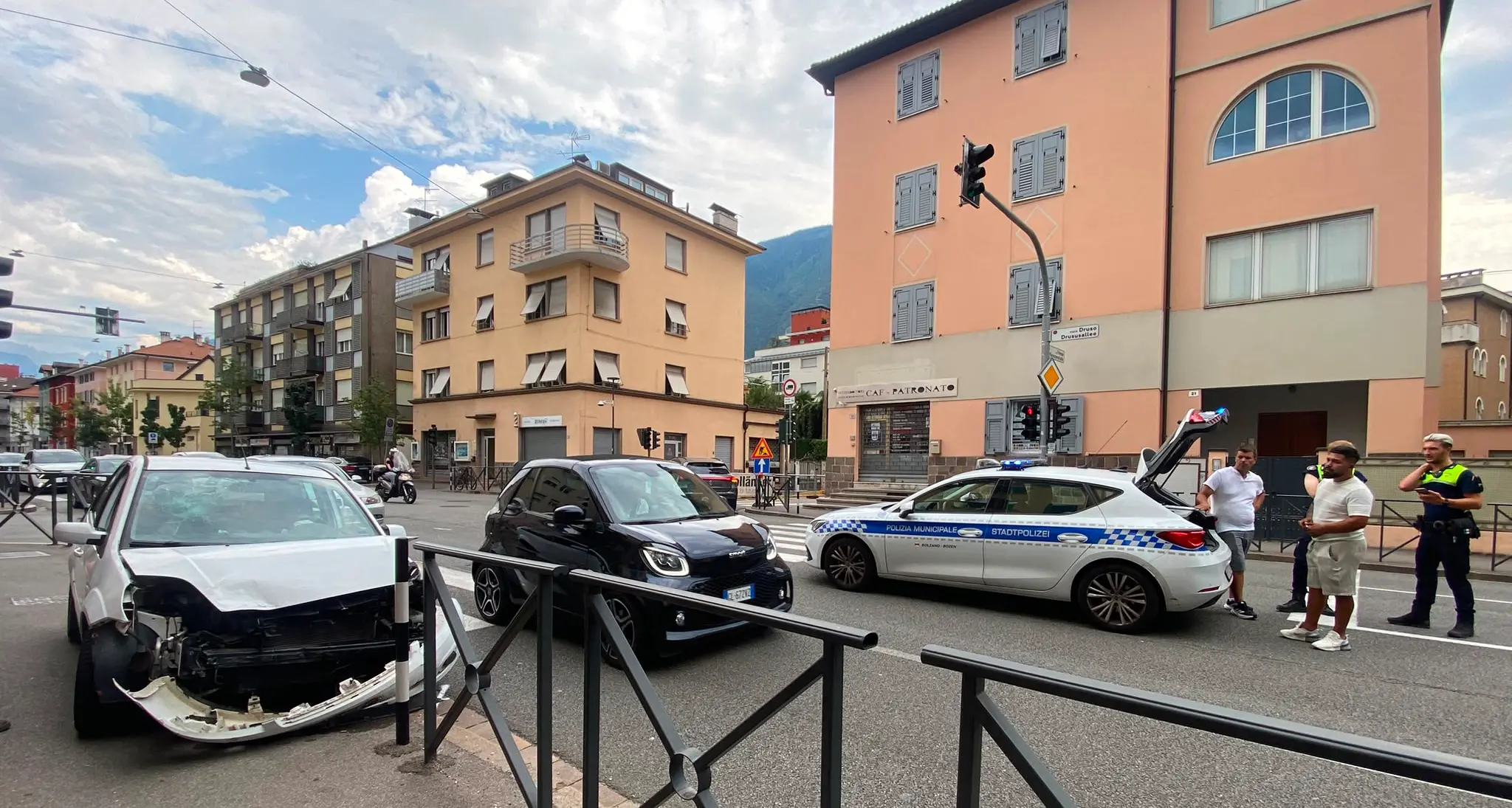 Incidente in via Druso, due auto coinvolte nello scontro