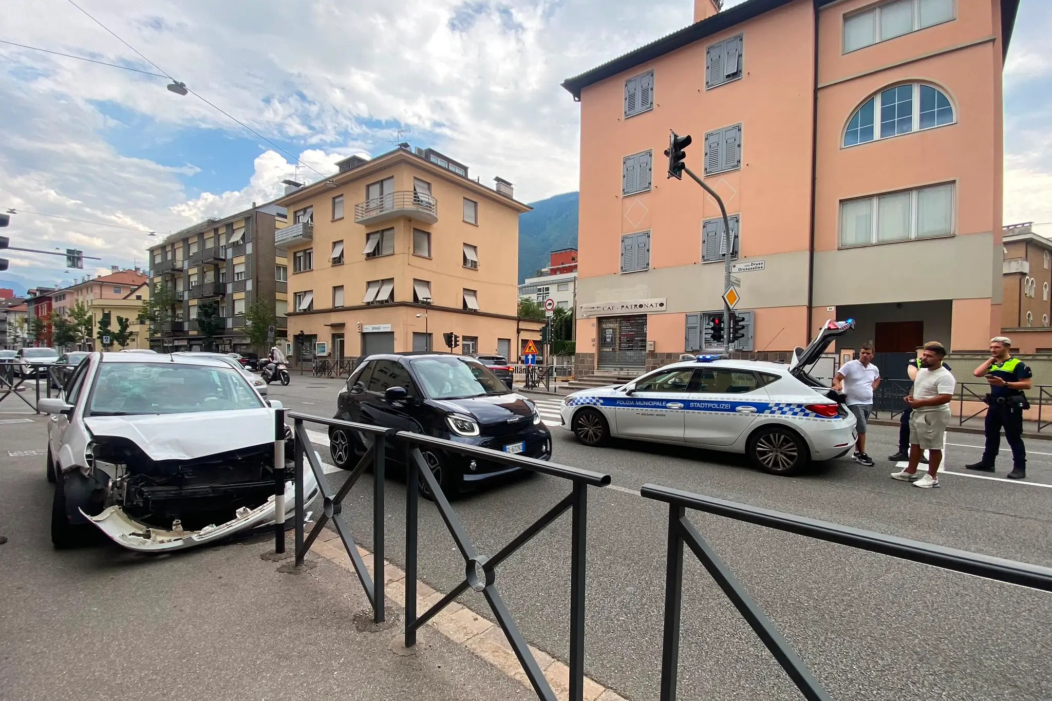 Incidente in via Druso, due auto coinvolte nello scontro