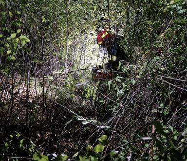 Esce a cercare il cellulare e perde l’orientamento nel bosco: ritrovato con i droni