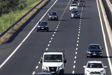 Viaggiano col figlio morto in auto sull'A21, ma se ne accorgono dopo 100 km