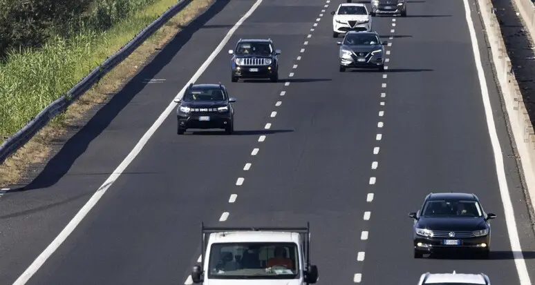 Viaggiano col figlio morto in auto sull'A21, ma se ne accorgono dopo 100 km