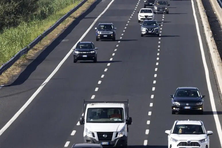 Viaggiano col figlio morto in auto sull'A21, ma se ne accorgono dopo 100 km