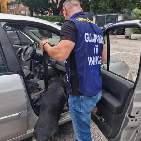 A22: aveva in macchina un chilo di cocaina, arrestato