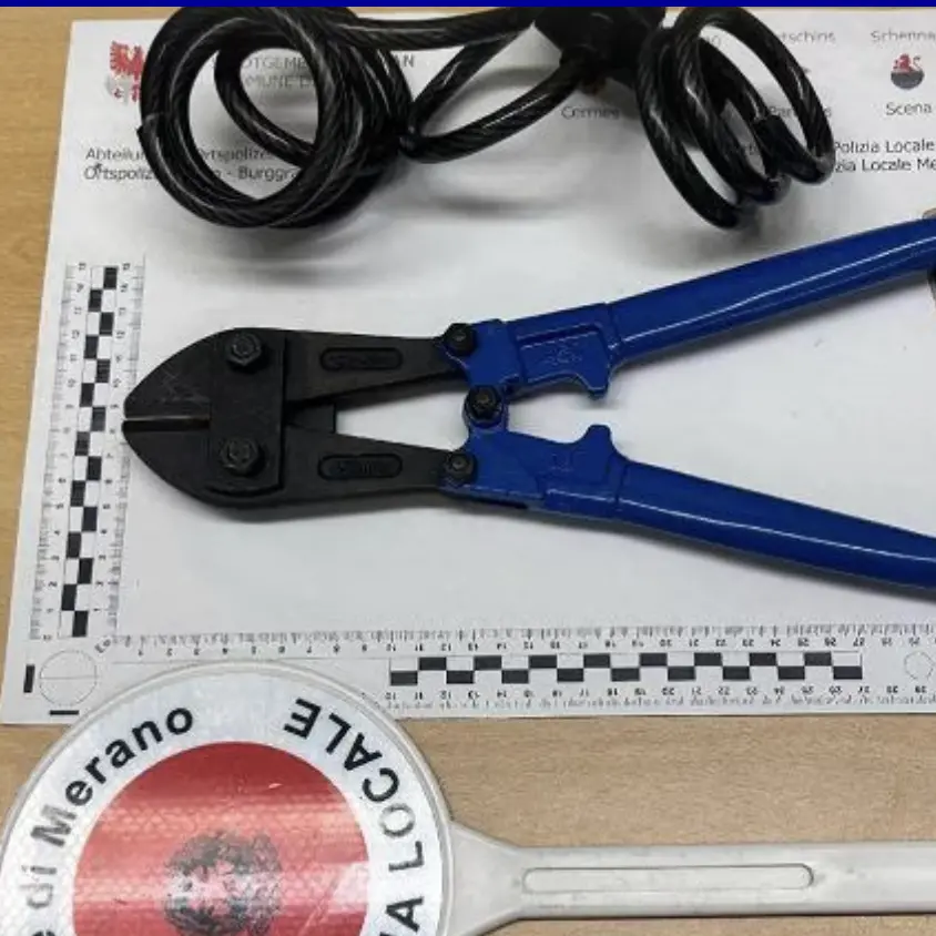 Merano, cinque furti di bici in centro: due uomini denunciati