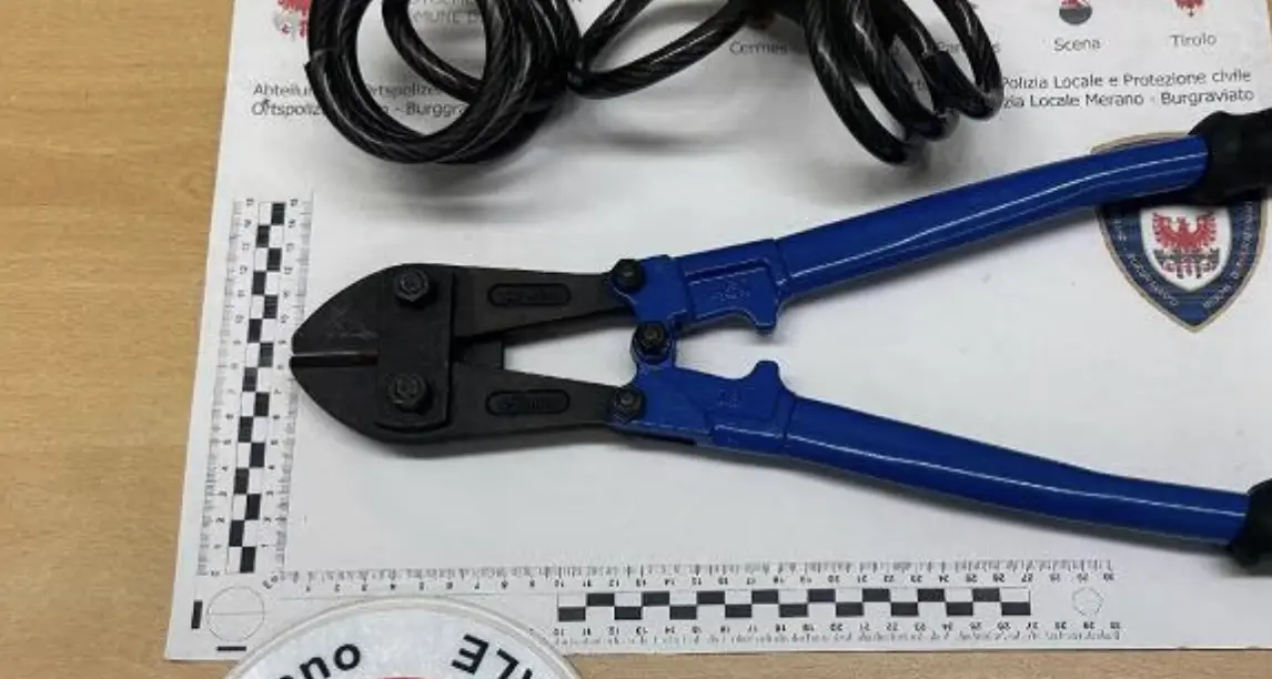 Merano, cinque furti di bici in centro: due uomini denunciati