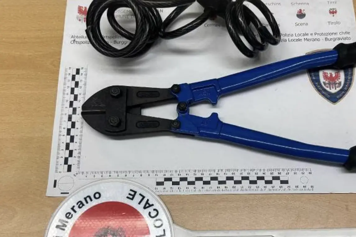 Merano, cinque furti di bici in centro: due uomini denunciati