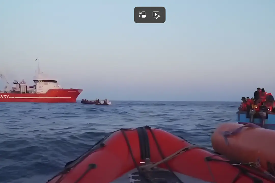 Nave di Emergency soccorre un'imbarcazione, 57 i migranti a bordo