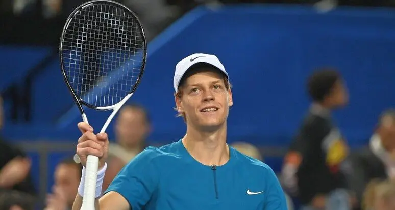 Sinner torna a Torino: ultimi test al ginocchio prima degli US Open