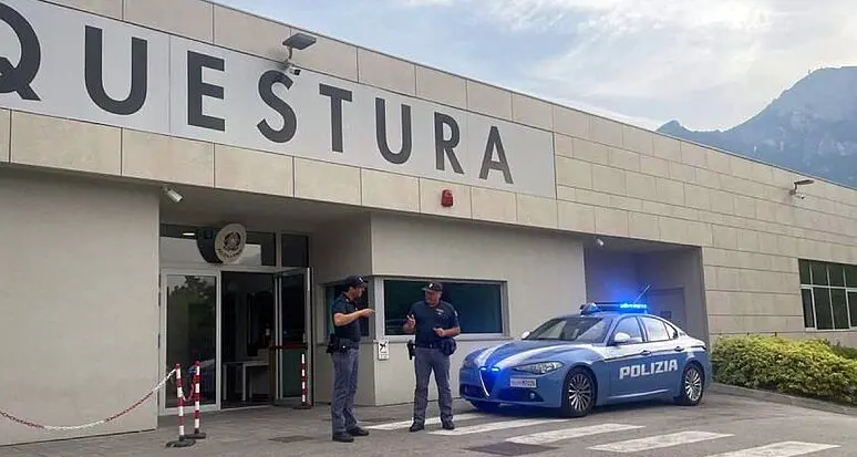 Trento, giovane tenta la fuga e aggredisce gli agenti: arrestato