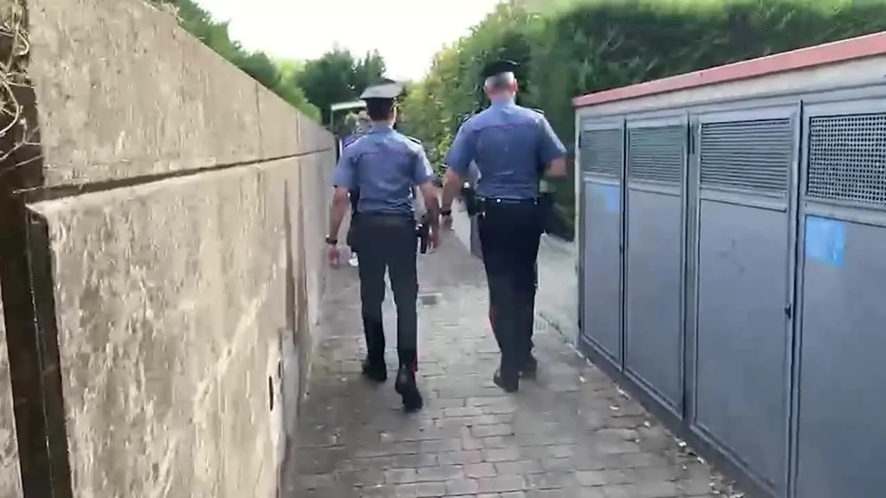 Uccide l'ex che lo aveva denunciato, lei ai vicini: “Non gli aprite”