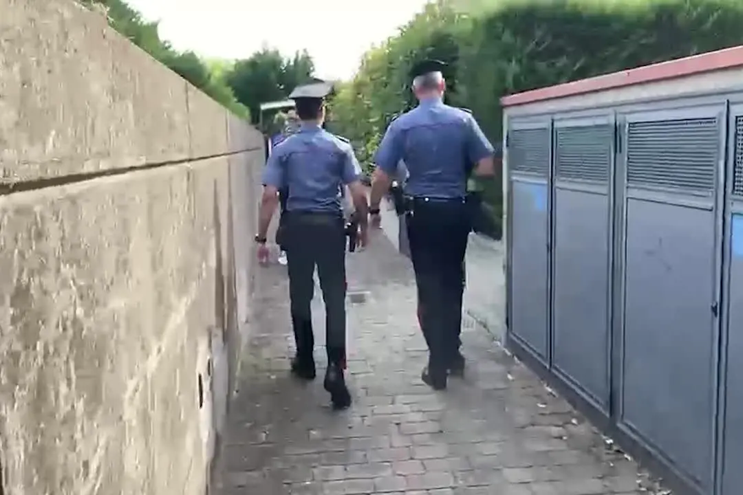 Uccide l'ex che lo aveva denunciato, lei ai vicini: “Non gli aprite”