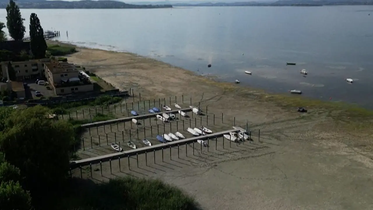 Navi arenate nel lago di Costanza, i segni della siccità in Svizzera