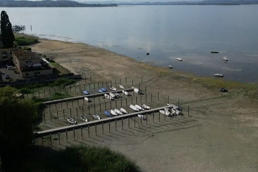 Navi arenate nel lago di Costanza, i segni della siccità in Svizzera