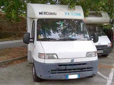 Senzatetto dorme in camper e lo devasta