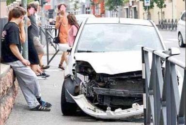 Schianto in viale Druso, si cerca di capire chi è passato con il rosso