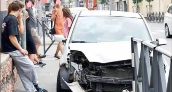 Schianto in viale Druso, si cerca di capire chi è passato con il rosso