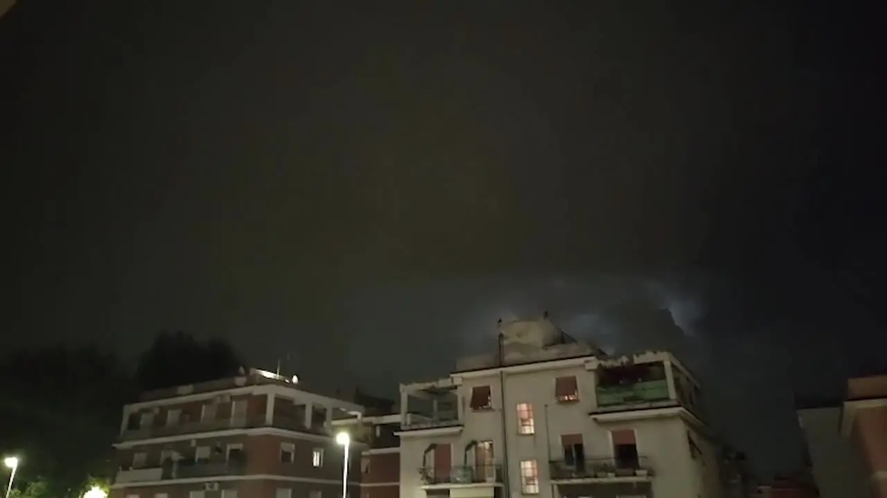 Maltempo a Roma, tempesta di fulmini illumina il cielo notturno