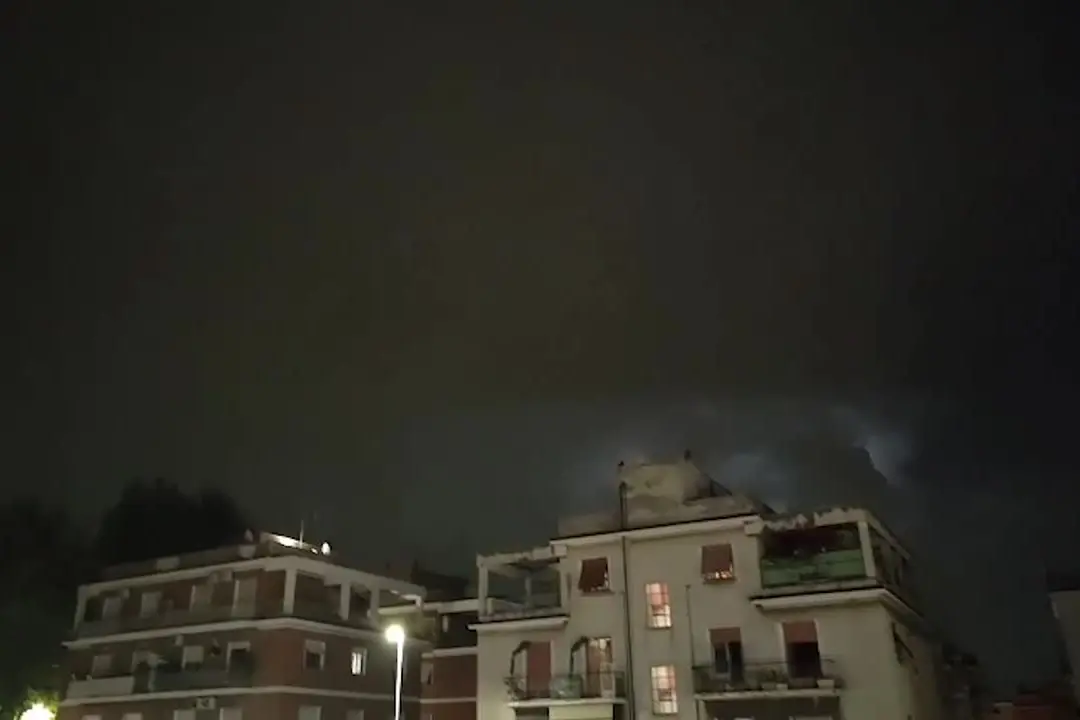 Maltempo a Roma, tempesta di fulmini illumina il cielo notturno