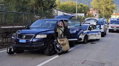 Folle fuga tra ciclabili e strade contromano: 4 agenti feriti