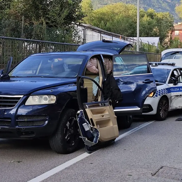 Folle fuga tra ciclabili e strade contromano: 4 agenti feriti