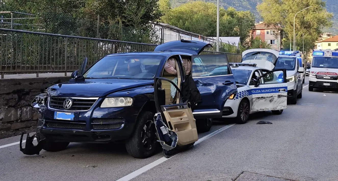 Folle fuga tra ciclabili e strade contromano: 4 agenti feriti