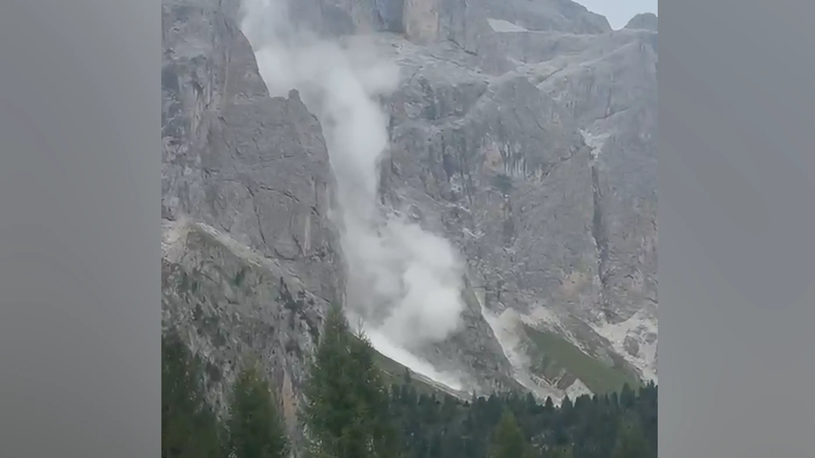 Gruppo del Sella, crolla la roccia in parete: il filmato