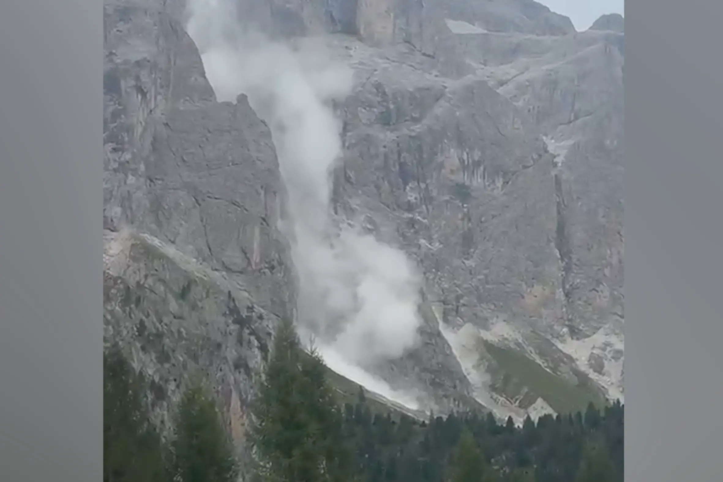 Gruppo del Sella, crolla la roccia in parete: il filmato