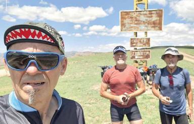 Tre amici in sella tra i monti del Kirghizistan
