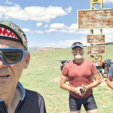 Tre amici in sella tra i monti del Kirghizistan