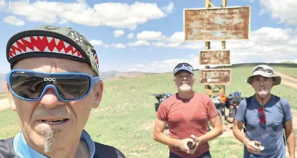 Tre amici in sella tra i monti del Kirghizistan