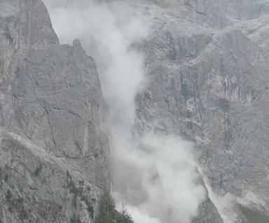 Passo Sella, crollo roccioso: massi precipitano a valle