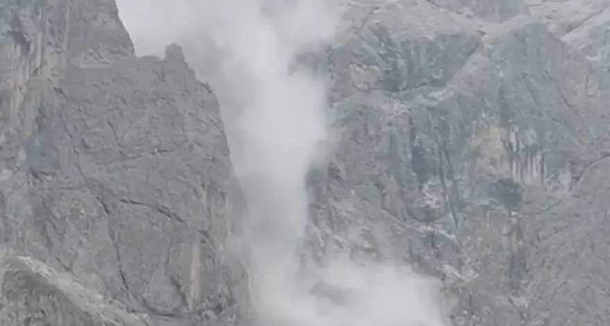 Passo Sella, crollo roccioso: massi precipitano a valle